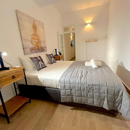 Queen Regina By Platform 357 *