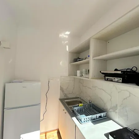 Queen Regina By Platform 357 *