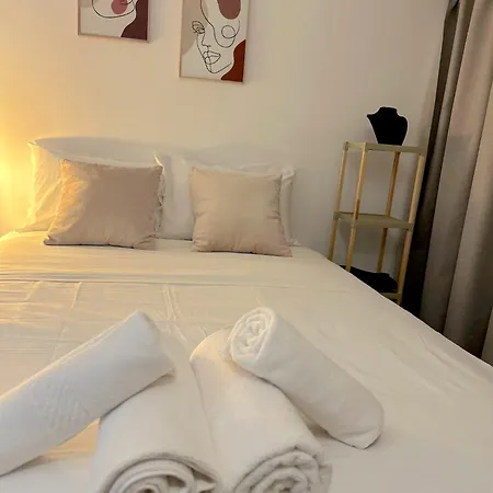 Queen Regina By Platform 357 *