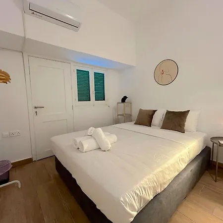 Queen Regina By Platform 357