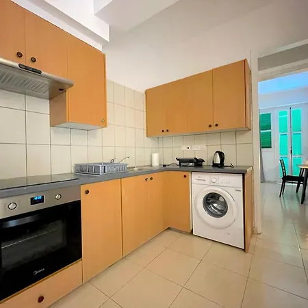 Queen Regina By Platform 357 *