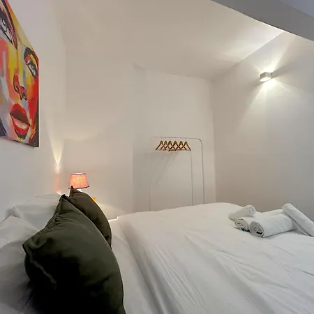 Queen Regina By Platform 357 *