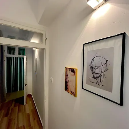 Queen Regina By Platform 357 *