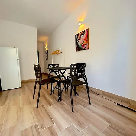 Queen Regina By Platform 357 *