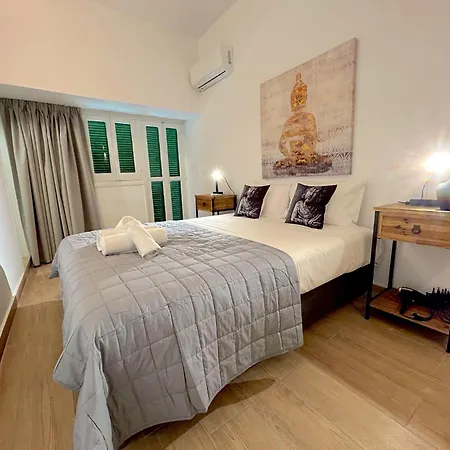 Queen Regina By Platform 357 Apartment