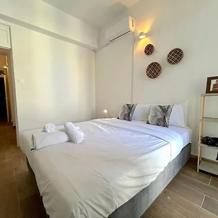 Queen Regina By Platform 357 Apartment