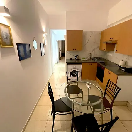 Queen Regina By Platform 357 *