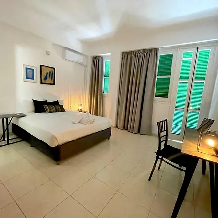 Queen Regina By Platform 357 Nikósie