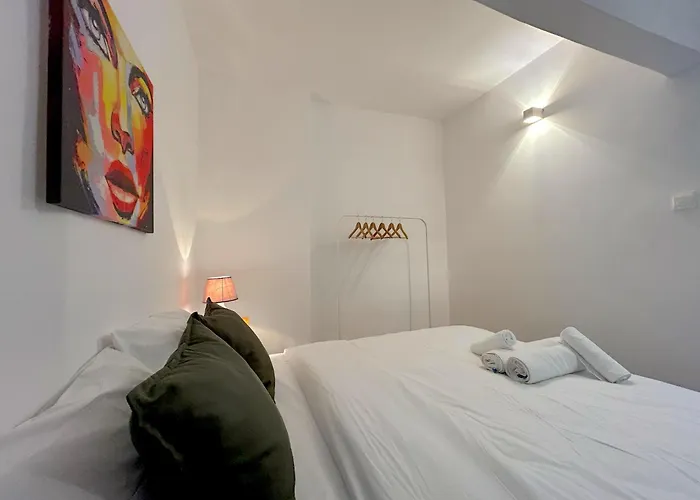 Queen Regina By Platform 357 *