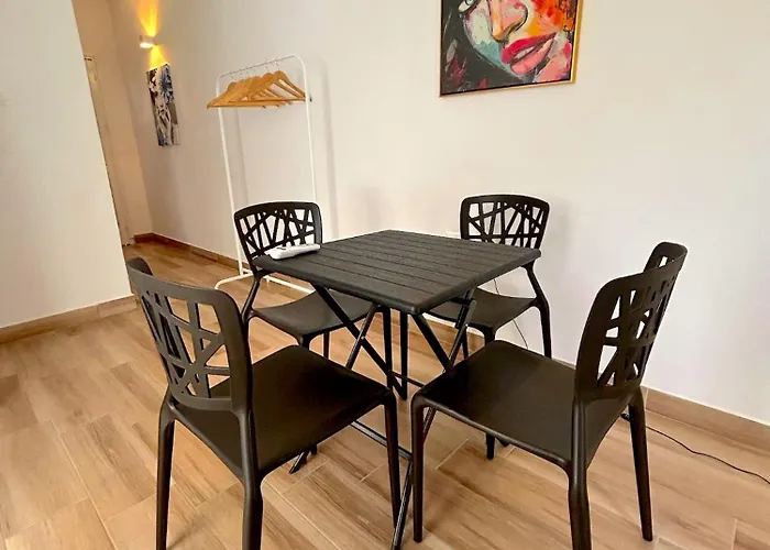 Queen Regina By Platform 357 * Nikósie