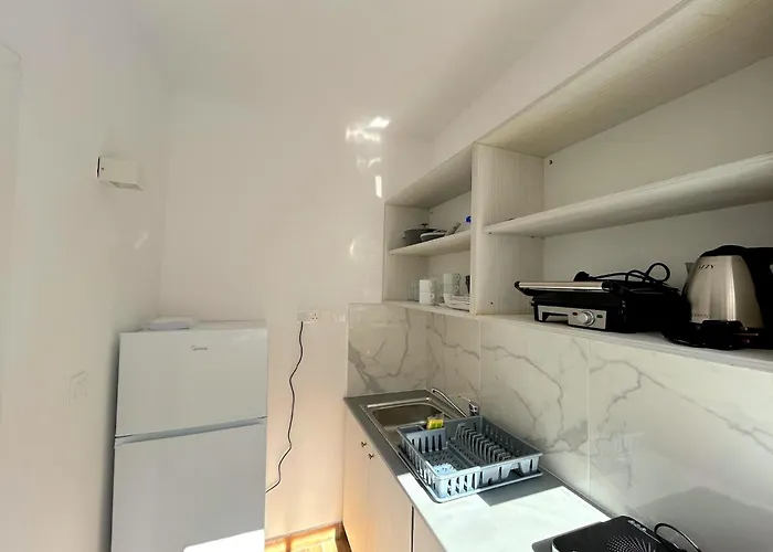 Queen Regina By Platform 357 *