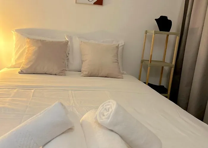 Queen Regina By Platform 357 *