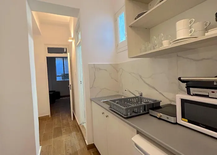 Queen Regina By Platform 357 *