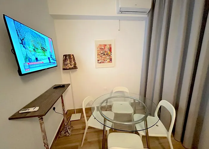 Queen Regina By Platform 357 Nikósie