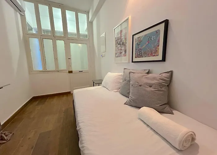 Queen Regina By Platform 357 * Nikósie